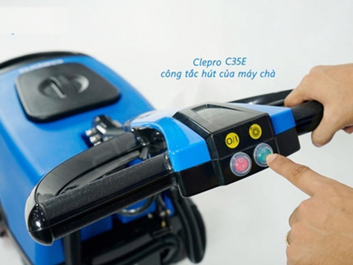 Bình chứa lớn và hiệu suất 1900 m²/h giúp lau sạch diện tích rộng mà ít gián đoạn hoạt động.