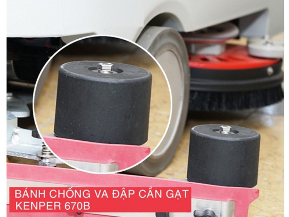 Bình chứa lớn và ắc quy cho ca làm việc dài hơn (ảnh thùng nước mở thấy mức nước)." ,"imagePrompt":"Photo of the open clean/dirty tanks showing capacity markings and easy-to-remove lids."