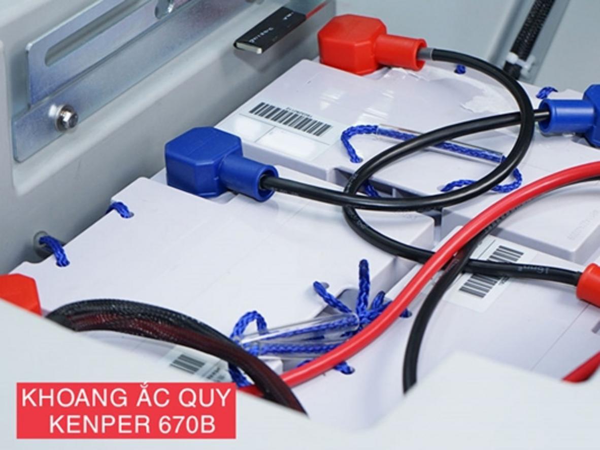 Bình chứa lớn và ắc quy cho ca làm việc dài hơn (ảnh thùng nước mở thấy mức nước)." ,"imagePrompt":"Photo of the open clean/dirty tanks showing capacity markings and easy-to-remove lids."