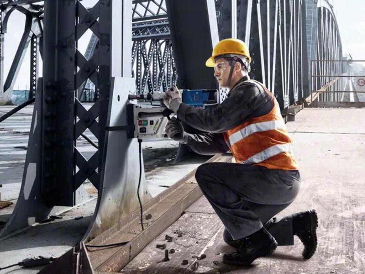 Đế từ 14.000 N giữ máy chắc trên bề mặt kim loại