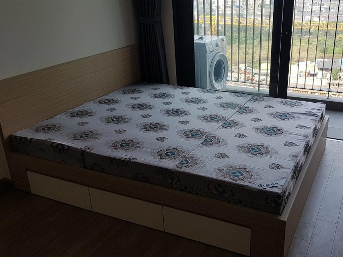 Gập 3 tiện lợi: di chuyển và vệ sinh nhanh chóng.