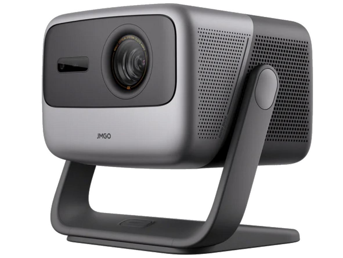 Gimbal demo: máy chiếu đặt trên bàn, chiếu lên trần và tường; giao diện Google TV với app Netflix mở sẵn.","imagePrompt":"Sequence of images: 1) projector angled up to ceiling, 2) close-up of gimbal mechanism, 3) screenshot of Google TV home with Netflix app highlighted.