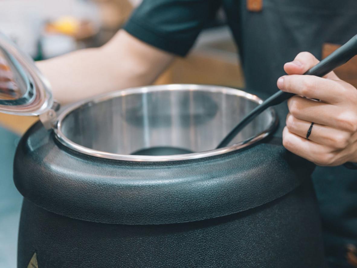 Dải nhiệt 35–85°C giúp kiểm soát chất lượng topping ổn định.