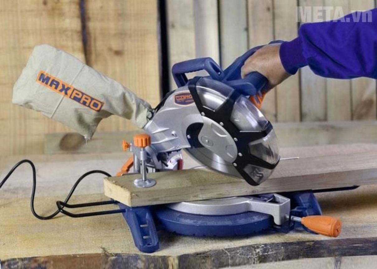 Hiển thị laser định vị và ví dụ các góc cắt 45°/90° trên thanh nhôm.