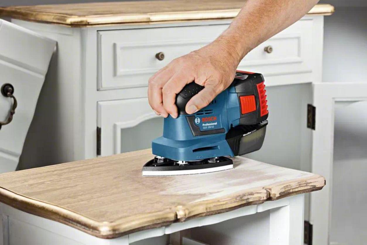Đế chà 113x101mm và giấy nhám tương thích (ảnh minh họa với tay thợ thao tác).