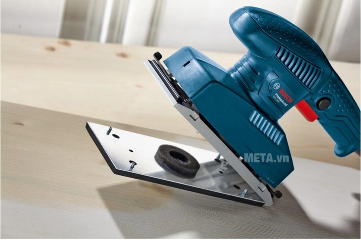 Đế 92 x 182 mm và thiết kế nhẹ, thao tác dễ dàng