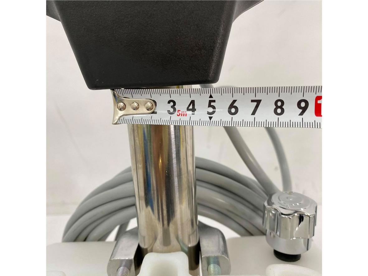 Hiệu suất motor và tốc độ quay của HC522 NEW (1500W, 175 rpm) - giảm thời gian vệ sinh đáng kể (ảnh/video demo) - bản before/after image prompt: A floor before dirty and after cleaned by the machine, showing shiny surface, operator using machine in factory setting, bright lighting, high resolution.