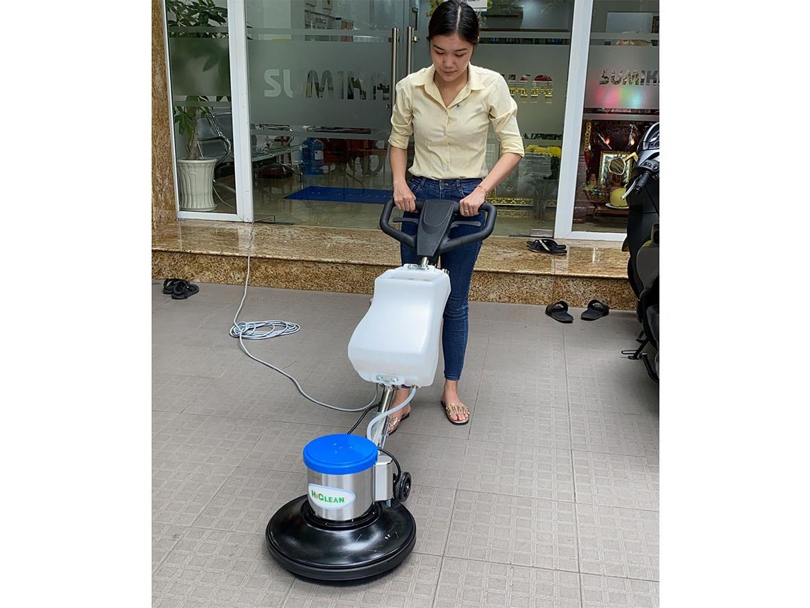 Hiệu suất motor và tốc độ quay của HC522 NEW (1500W, 175 rpm) - giảm thời gian vệ sinh đáng kể (ảnh/video demo) - bản before/after image prompt: A floor before dirty and after cleaned by the machine, showing shiny surface, operator using machine in factory setting, bright lighting, high resolution.