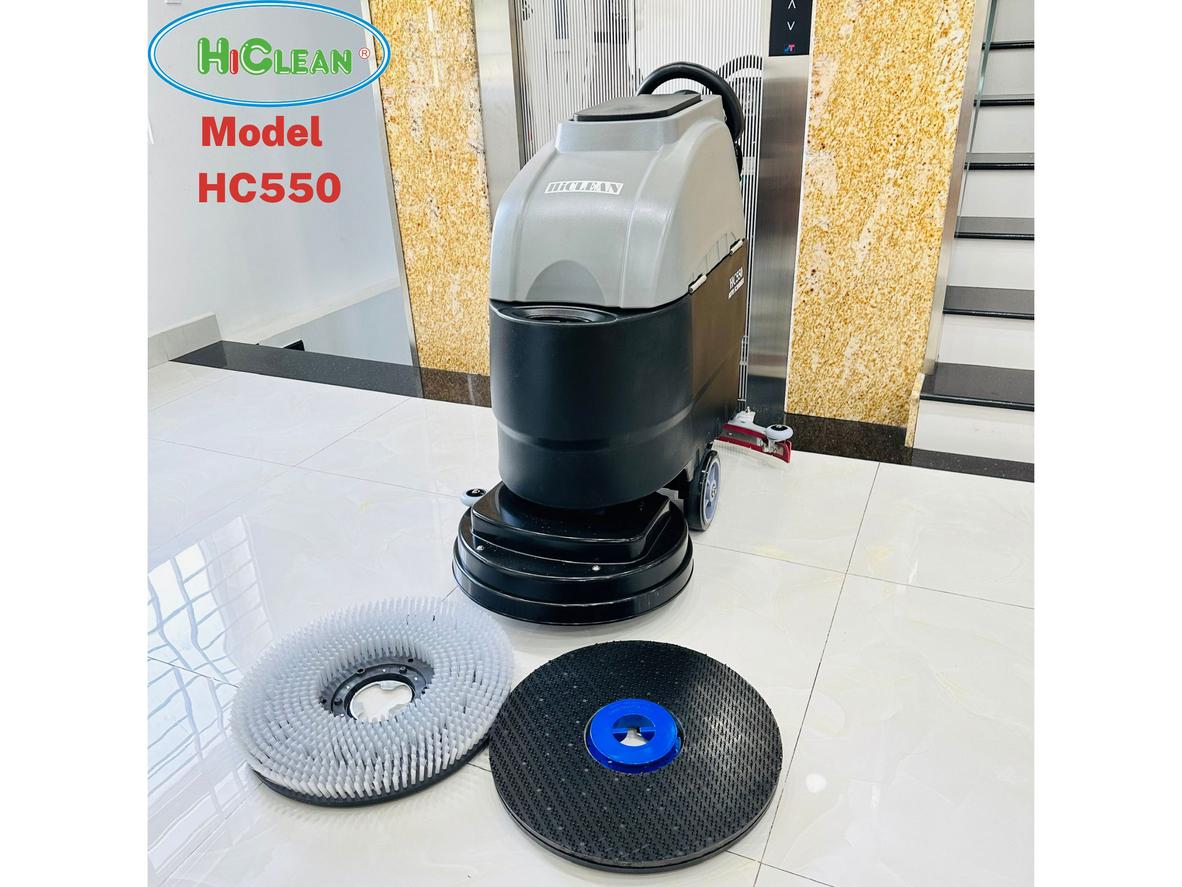 Hiệu suất làm việc HiClean HC550 (1.750 m²/h) — phù hợp khu vực lớn như siêu thị và nhà xưởng Image suggestion: close-up of machine working over a wide floor area showing before/after lanes, high resolution, natural lighting, operator in safety vest. Use descriptive alt text for accessibility: "HiClean HC550 đang vận hành trên sàn siêu thị" .