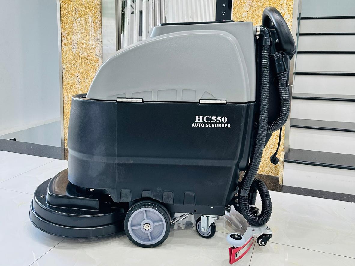 Hiệu suất làm việc HiClean HC550 (1.750 m²/h) — phù hợp khu vực lớn như siêu thị và nhà xưởng Image suggestion: close-up of machine working over a wide floor area showing before/after lanes, high resolution, natural lighting, operator in safety vest. Use descriptive alt text for accessibility: "HiClean HC550 đang vận hành trên sàn siêu thị" .