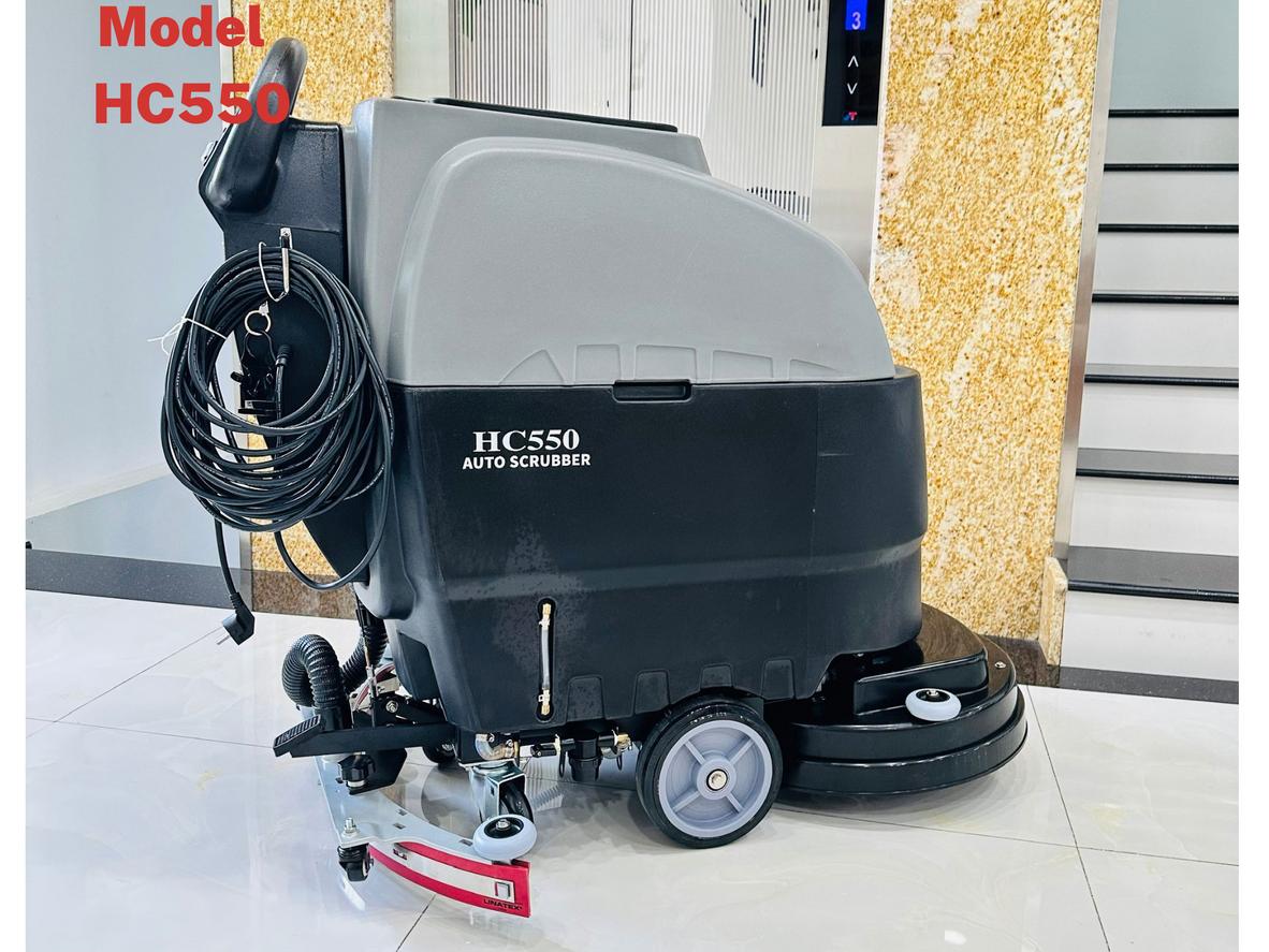 Thiết kế bền bỉ và thân thiện với người vận hành của HC550 Image suggestion: close-up of control panel, brush mount, and water tanks; operator interacting with control knobs.