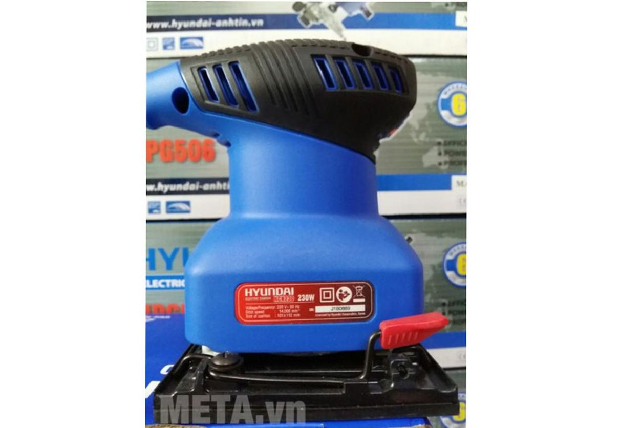 Động cơ 230W và tốc độ rung 14.000 v/p cho hiệu quả chà nhanh chóng và đều màu hơn, ít phải ép lực khi chà nhám gỗ hoặc sơn cũ ố.