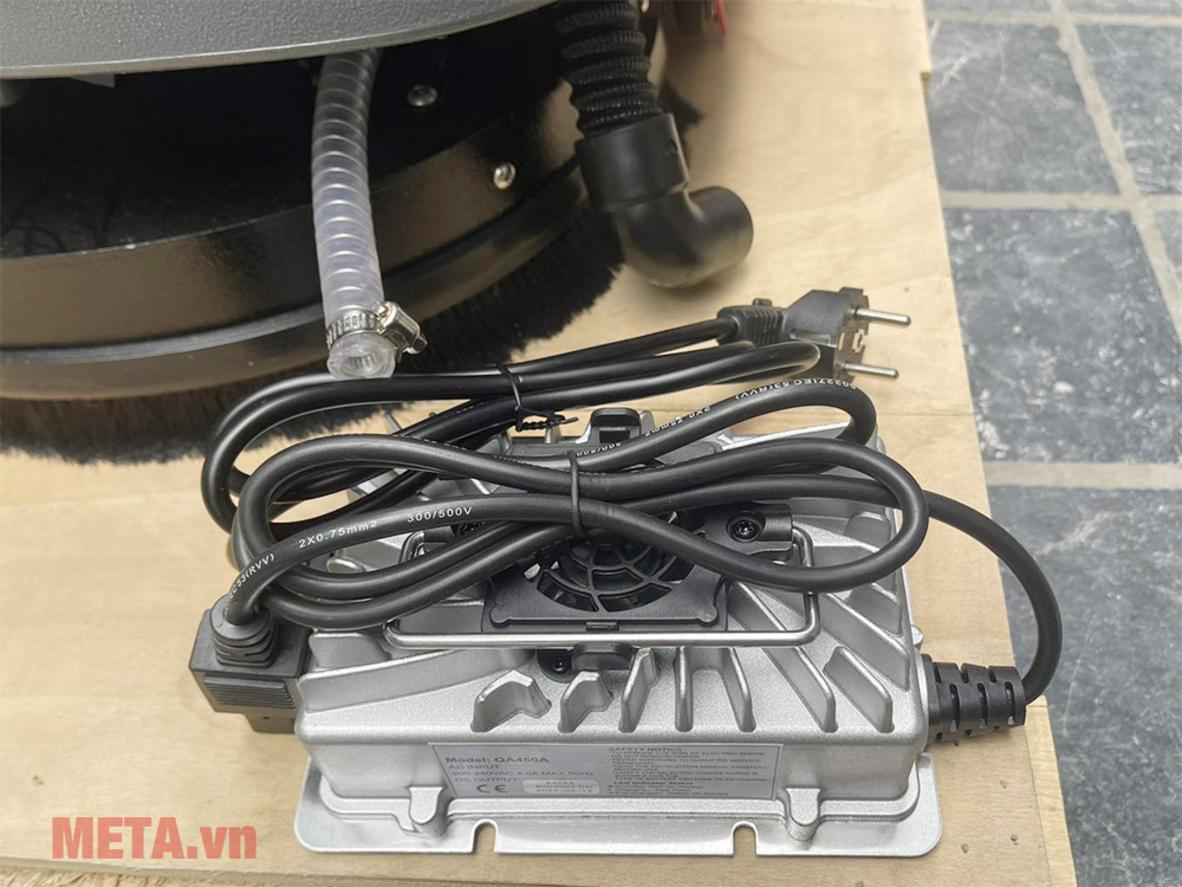 Động cơ chà 300W & hút 400W — làm sạch sâu và hút khô hiệu quả. ImagePrompt: Close-up on motor and brush head while machine picks up dirty water.