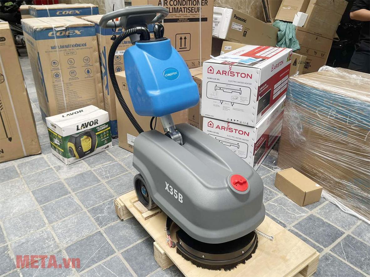 Động cơ chà 300W & hút 400W — làm sạch sâu và hút khô hiệu quả. ImagePrompt: Close-up on motor and brush head while machine picks up dirty water.