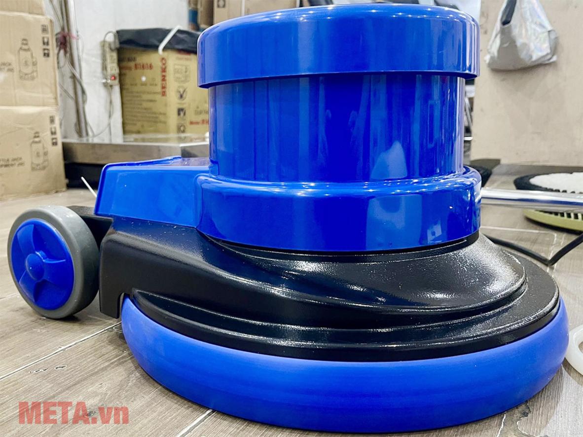 Công suất 1500W và tốc độ 154 rpm tăng hiệu suất làm sạch hình ảnh demo trên sàn nhà xưởng (before/after) - use high-res photo or video thumbnail: 16:9 format (mobile first).','imagePrompt':'Close-up of the machine's motor and control panel while operating, with a before/after floor strip.