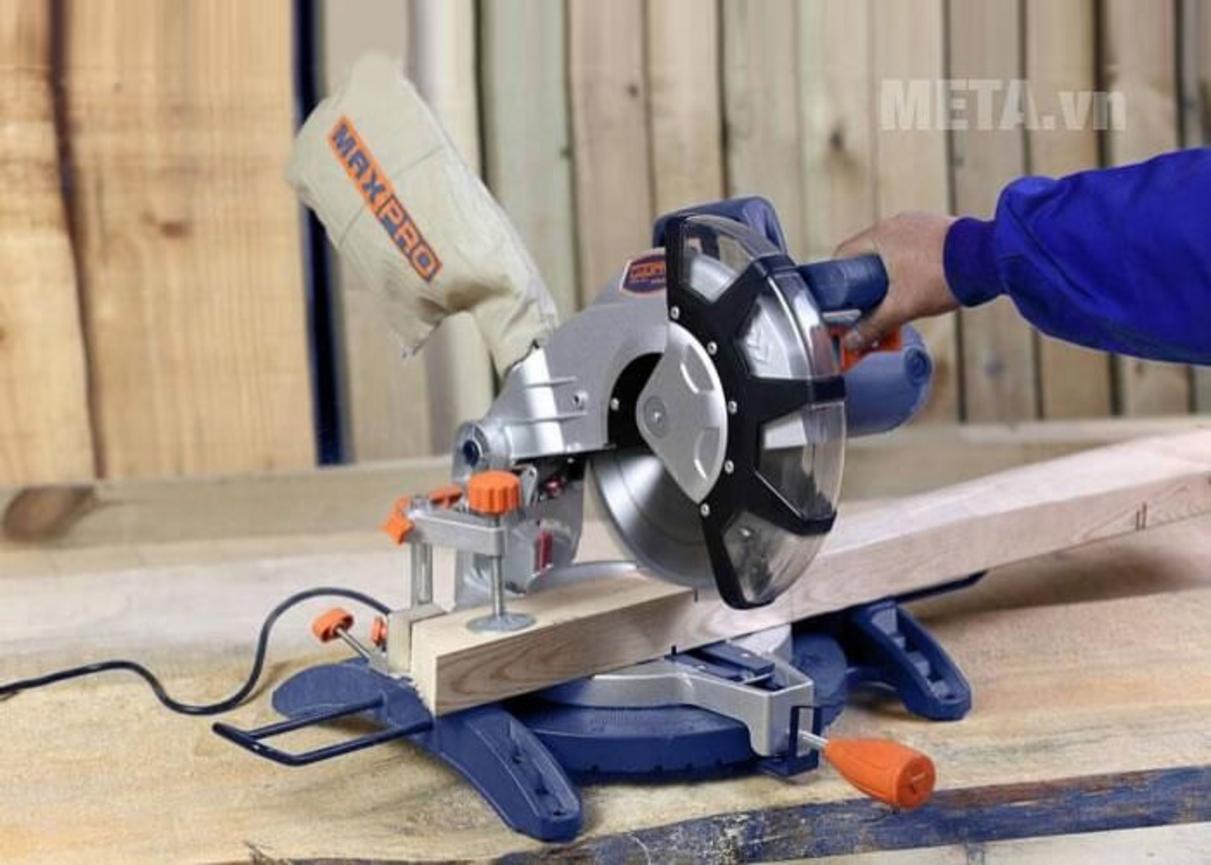 Công suất 1.800W cho hiệu suất cắt cao trong xưởng nhỏ/người thợ tự do (close-up motor).