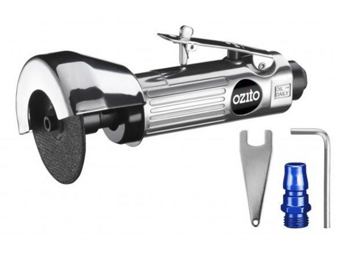 Hiệu suất cắt - 20.000 vòng/phút (Ví dụ: cắt ống thép) — ảnh minh họa thao tác thực tế: cắt ống ống thép bằng Ozito ACO-PRO. Ảnh rõ nét, có tay thợ cầm máy, tia lửa kiểm soát tốt (an toàn). Ả,