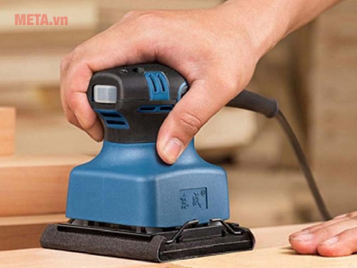 Hiệu suất 240W cho công việc nhanh hơn và mịn hơn thủ công bằng tay hoặc giấy nhám tay.