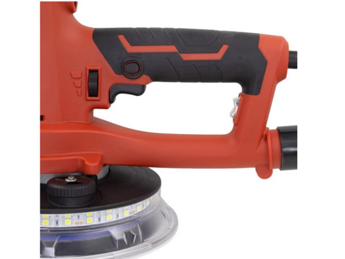 Cận cảnh mô tơ và vỏ máy, thể hiện công suất 750W và mô tơ chổi than (lõi dây đồng).