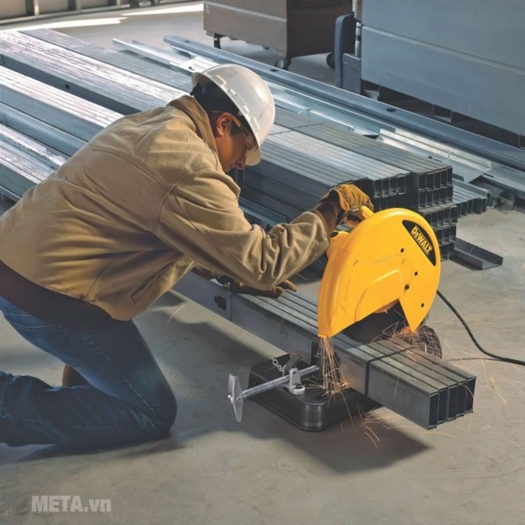 Hiệu suất động cơ 2.200W, tốc độ 3.800 vòng/phút giúp cắt nhanh và ổn định trong xưởng cơ khí.