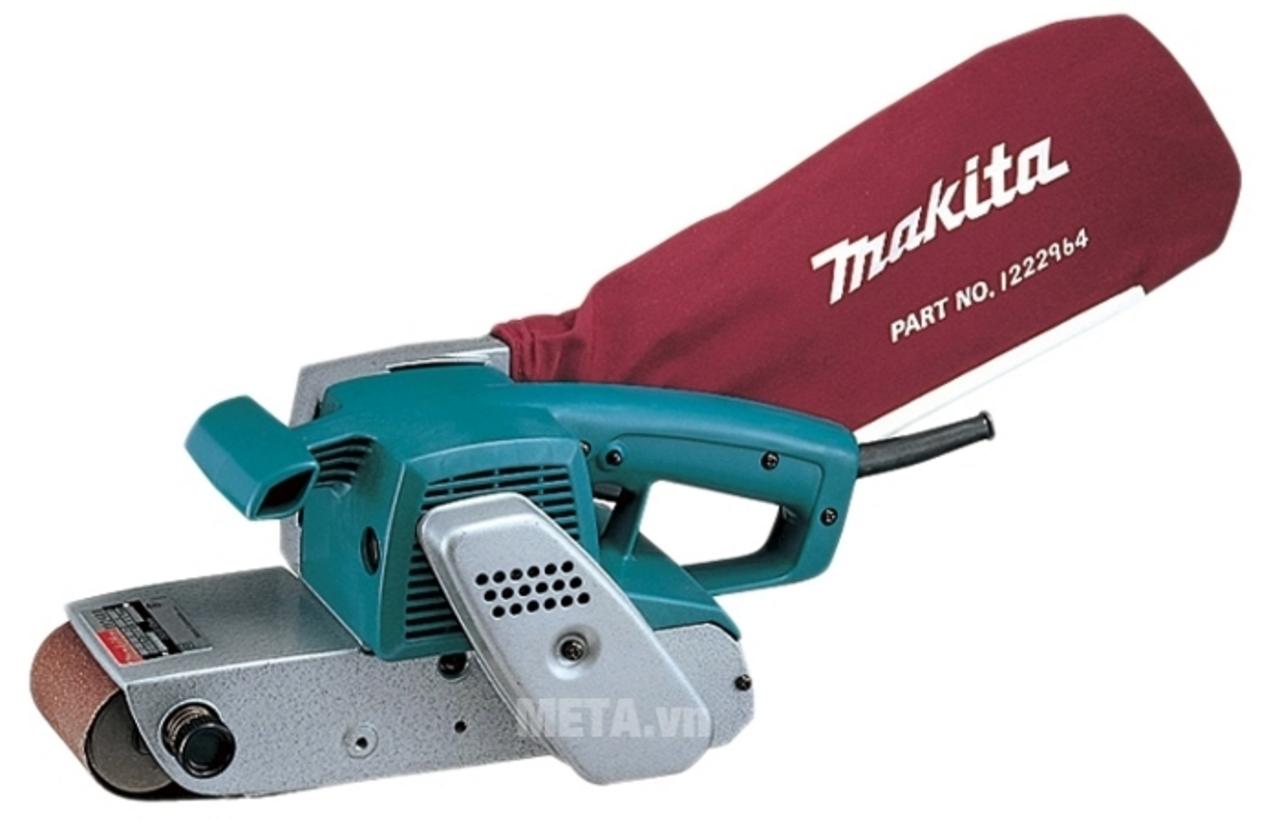 Hiệu suất 850W và tốc độ 400 m/phút cho năng suất cao khi chà tấm lớn bằng máy chà nhám băng Makita 9924DB (ảnh minh họa).","imagePrompt":"A Makita 9924DB in action sanding a large wooden panel, showing belt speed and smooth finish.
