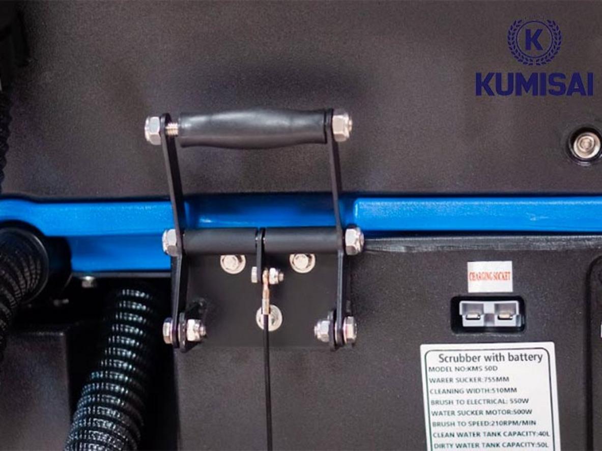 Kumisai KMS 50D trong hoạt động tại siêu thị — che phủ diện tích lớn nhanh chóng và đồng đều.
