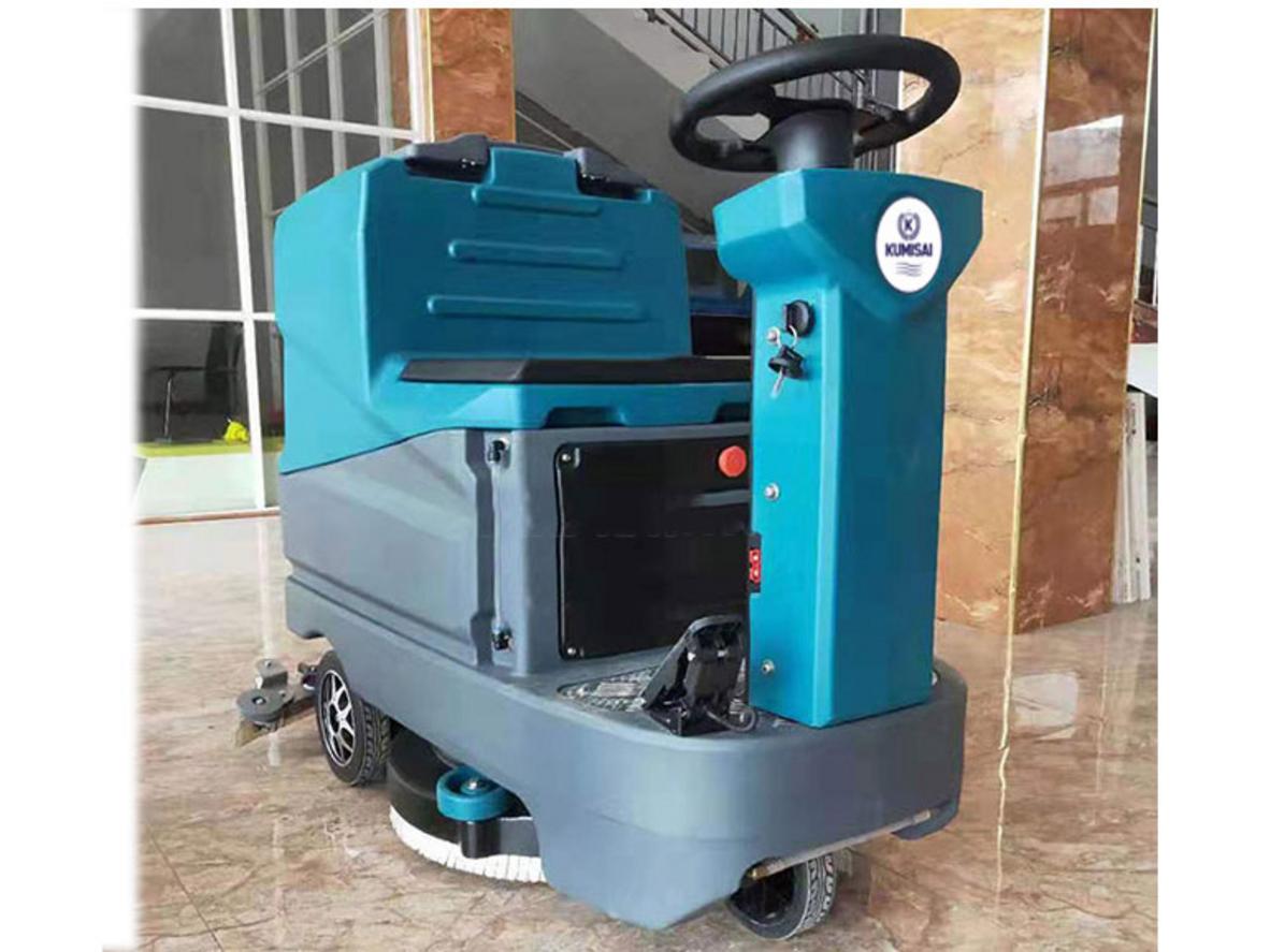 Hiệu suất làm sạch thực tế của Kumisai KMS D7 (m²/h). Dẫn chứng ảnh trước/sau khu vực siêu thị nhỏ hoặc nhà xưởng nhỏ để so sánh clean/dirty zones và đường đi của máy để minh họa diện tích phủ trong 1h/một ca vận hành (overlay).