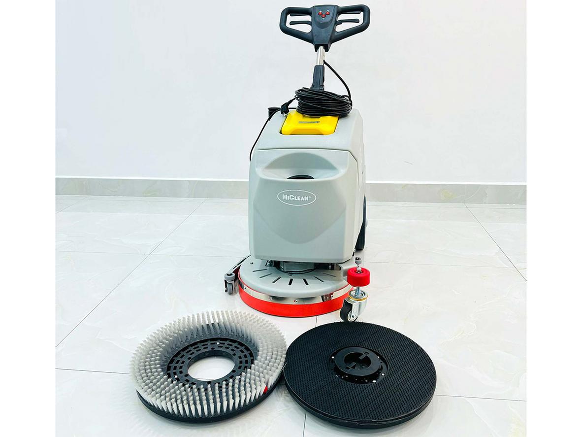 Motor chà và motor hút hoạt động mạnh mẽ, hiệu suất 1.800 m²/h — phù hợp khu vực lớn như siêu thị, nhà xưởng, bệnh viện.