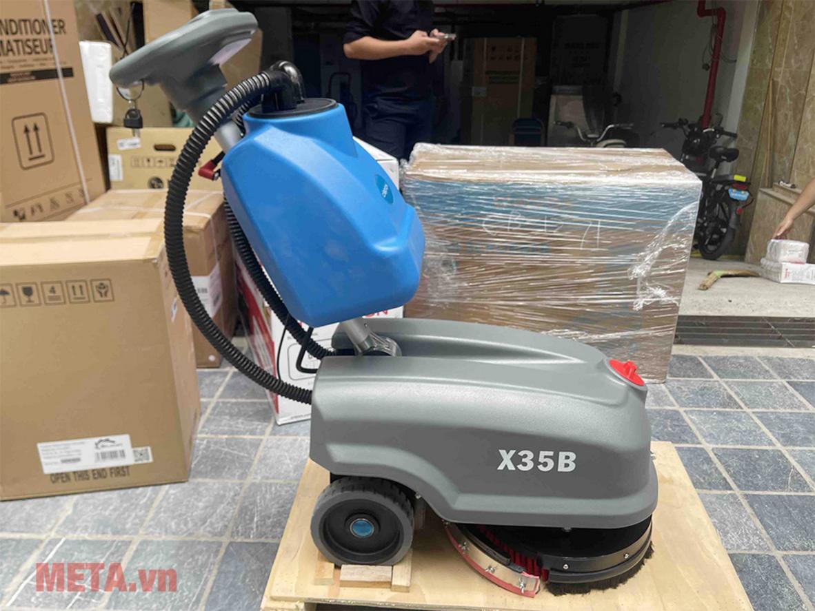 Hiệu suất 1.350–1.500 m²/h — CleproX X35B hoạt động hiệu quả trên bề mặt lớn hàng ngày. (Ảnh trước/sau)   ImagePrompt: A side-by-side before/after of a supermarket floor cleaned by the machine showing speed and coverage.