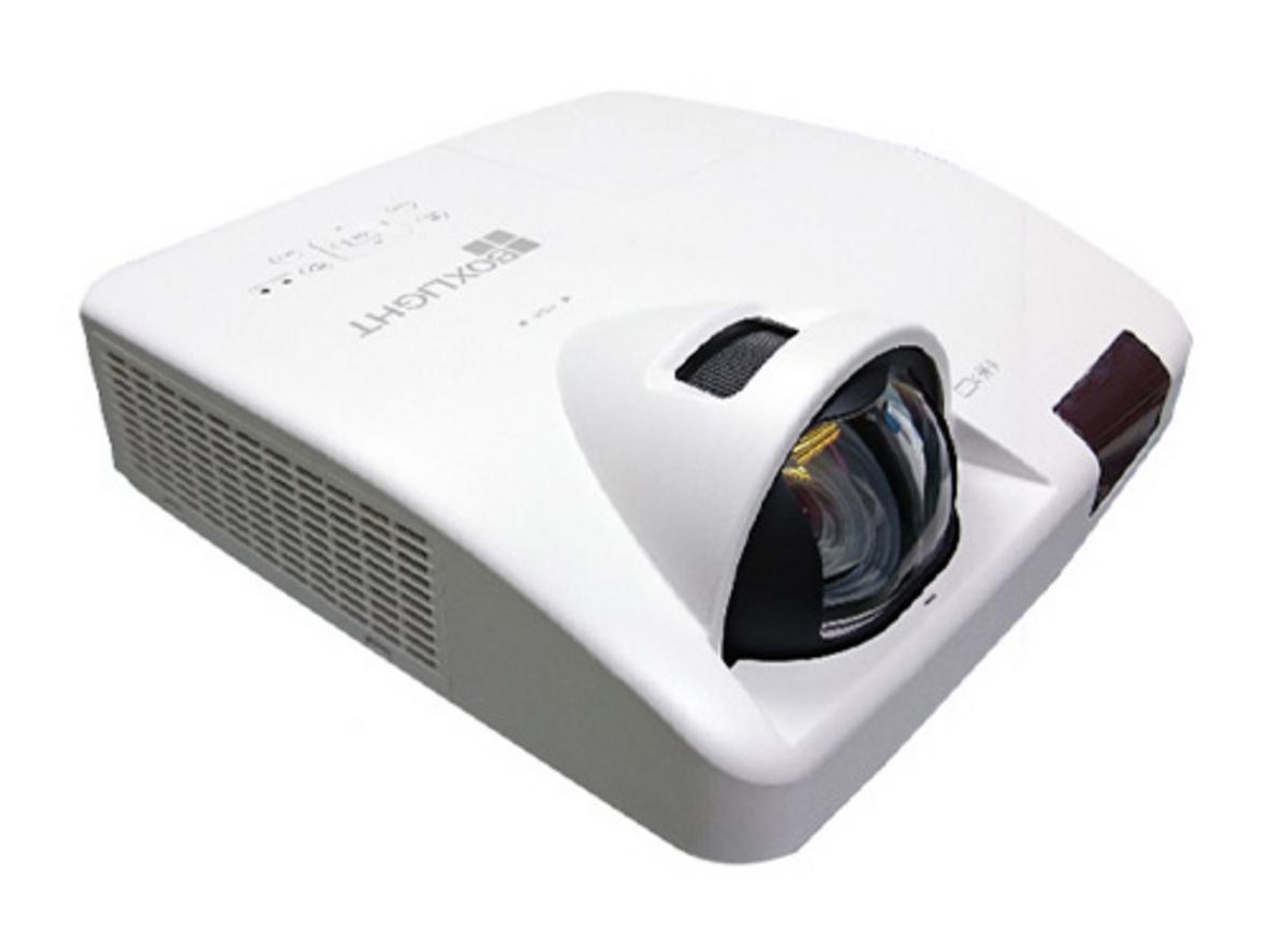 Ảnh minh họa: chiếu sáng rõ trong lớp học ban ngày hoặc phòng họp có cửa sổ (3LCD, 4.000 lumens).','imagePrompt':'A classroom scene showing the projector projecting a bright, high-contrast image during daytime; teacher pointing at content; natural light visible, students engaged.