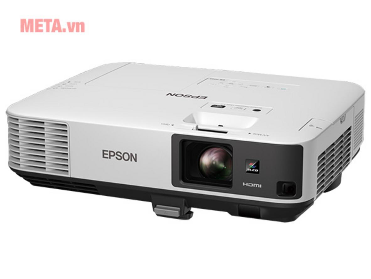 Trình chiếu sáng rõ trong phòng có ánh sáng nhờ 3LCD và 5.500 ANSI Lumens
