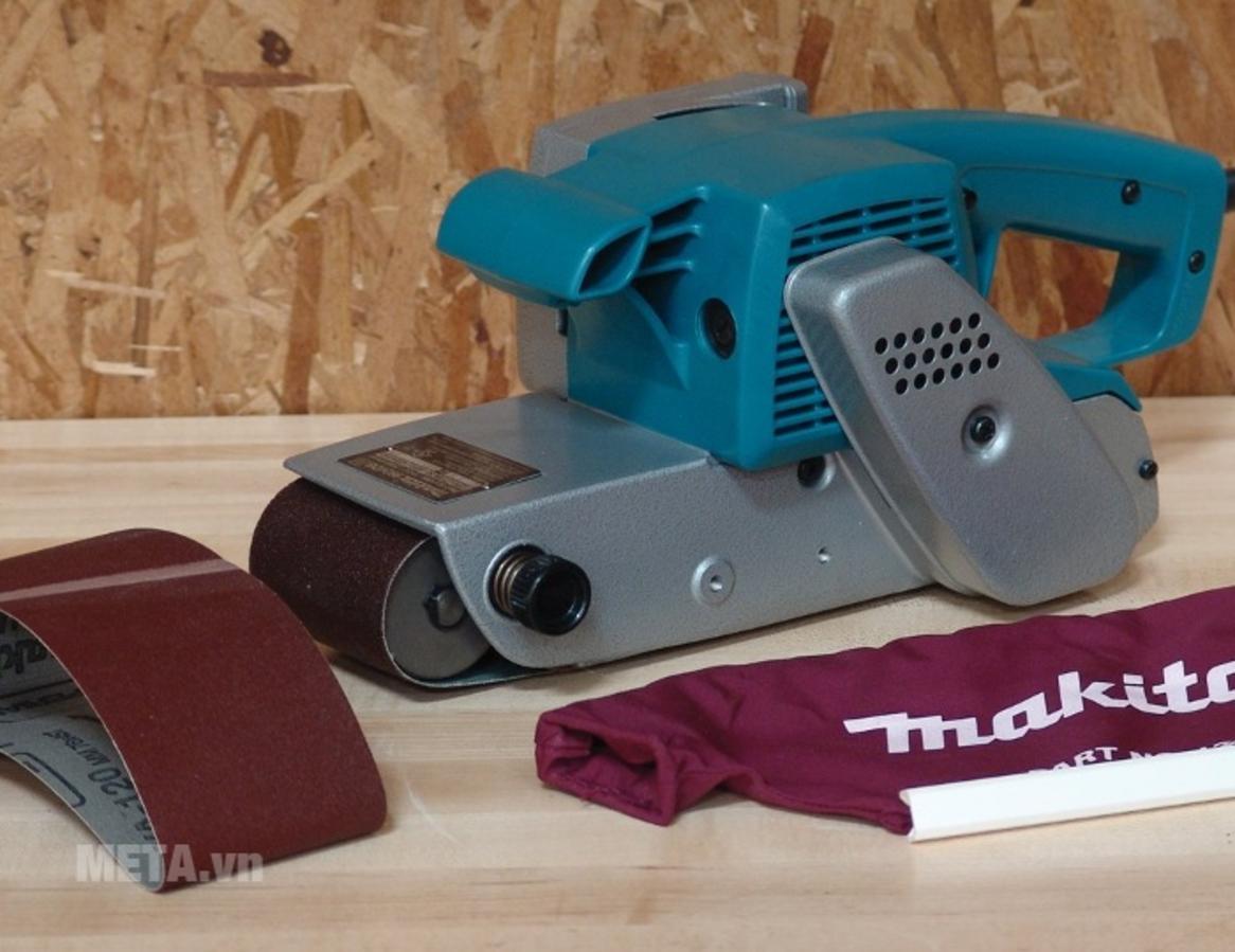 Túi chứa bụi và hệ thống hút trên Makita 9924DB giúp giảm bụi mịn trong xưởng (ảnh minh họa).","imagePrompt":"Illustration of the dust bag and dust extraction system attached to the Makita 9924DB, with wood dust being collected.