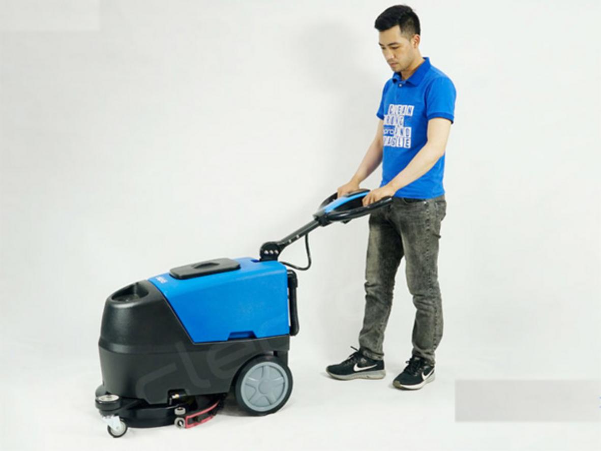 Động cơ hút 1000W và bàn chải 750W