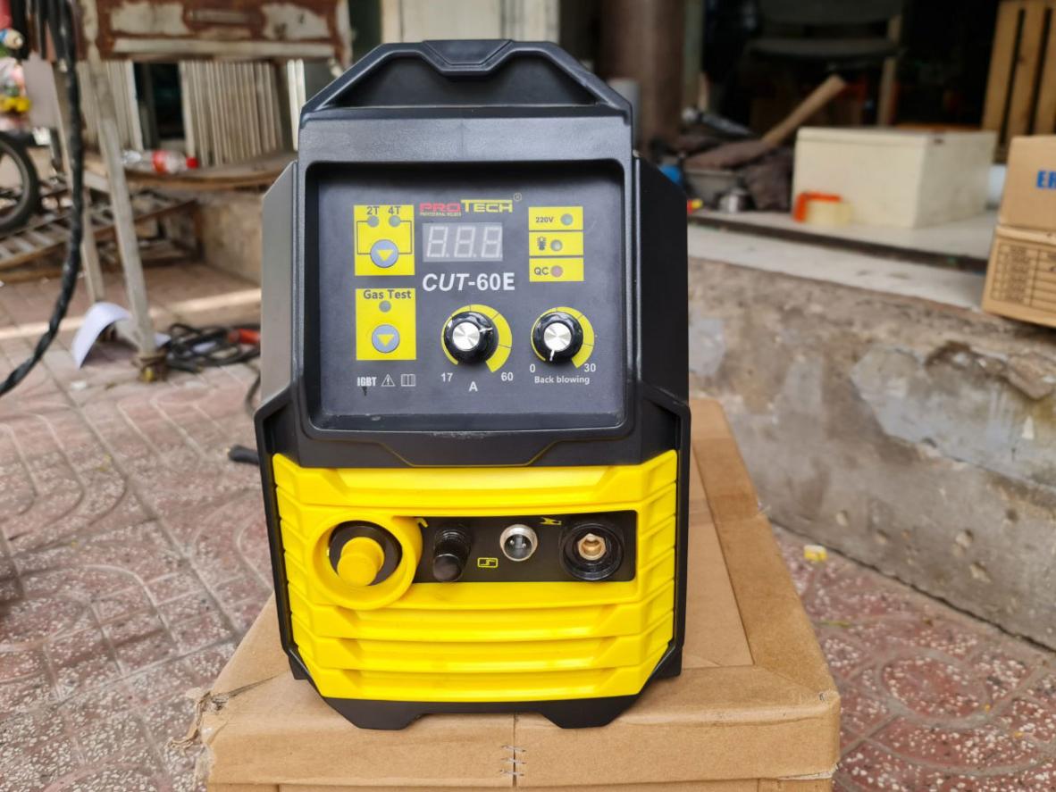 Cận cảnh bảng mạch Inverter và mỏ cắt Pilot Arc của CUT60E