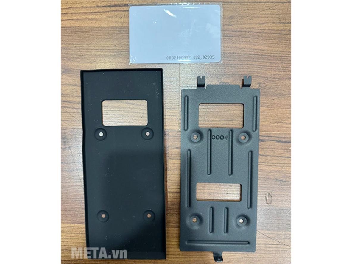 Cổng kết nối TCP/IP, RS485, RS232 — dễ tích hợp mạng và export dữ liệu, ImagePrompt: Close-up of Ethernet and serial ports with labeled cables.
