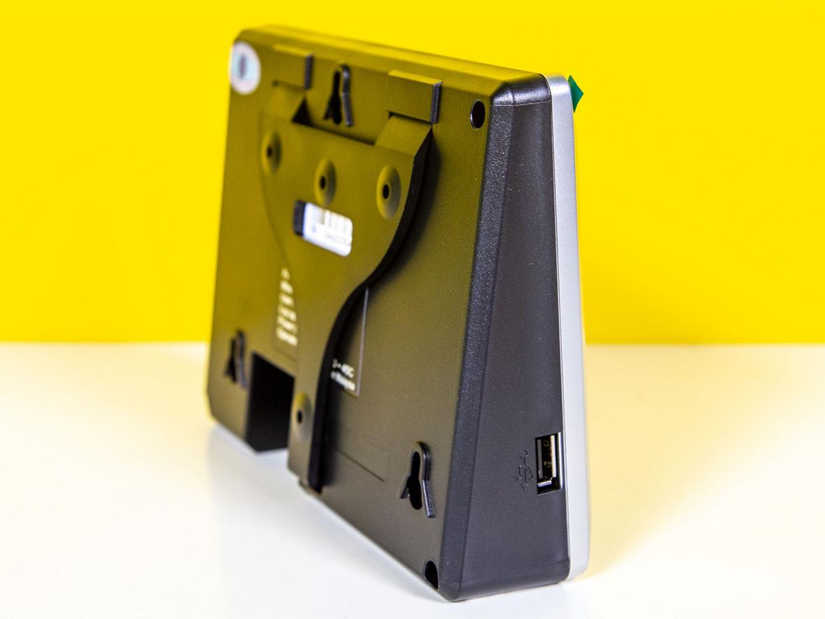 Cổng kết nối TCP/IP và cổng USB trên ZKTeco T8A.