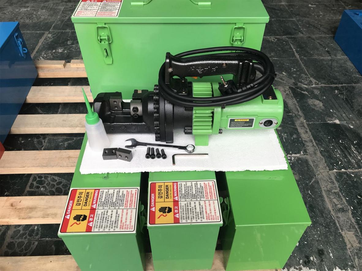 Cắt đồng thời 4 thanh Ø10mm và phi 25mm.