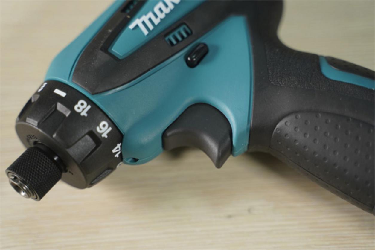 Khả năng khoan gỗ 21mm và thép 10mm.