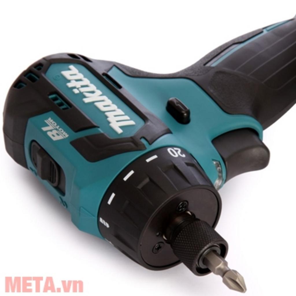 Thân máy ngắn 124 mm giúp tiếp cận không gian chật.