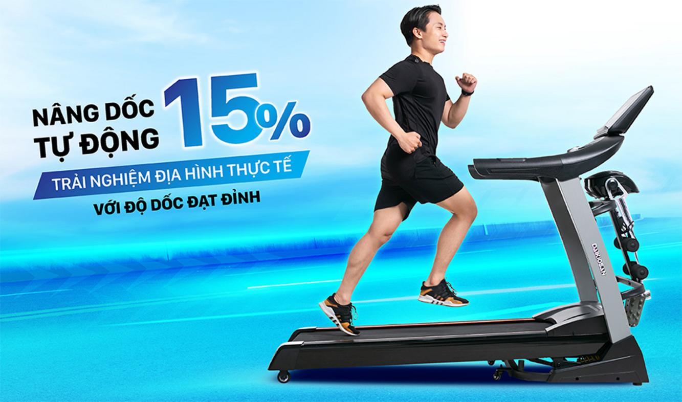 Vùng chạy 1350 x 480 mm và tải trọng 140 kg (ảnh minh họa)   imagePrompt: "Top-down shot of treadmill belt showing width dimensions with a tall runner stepping on it."},{