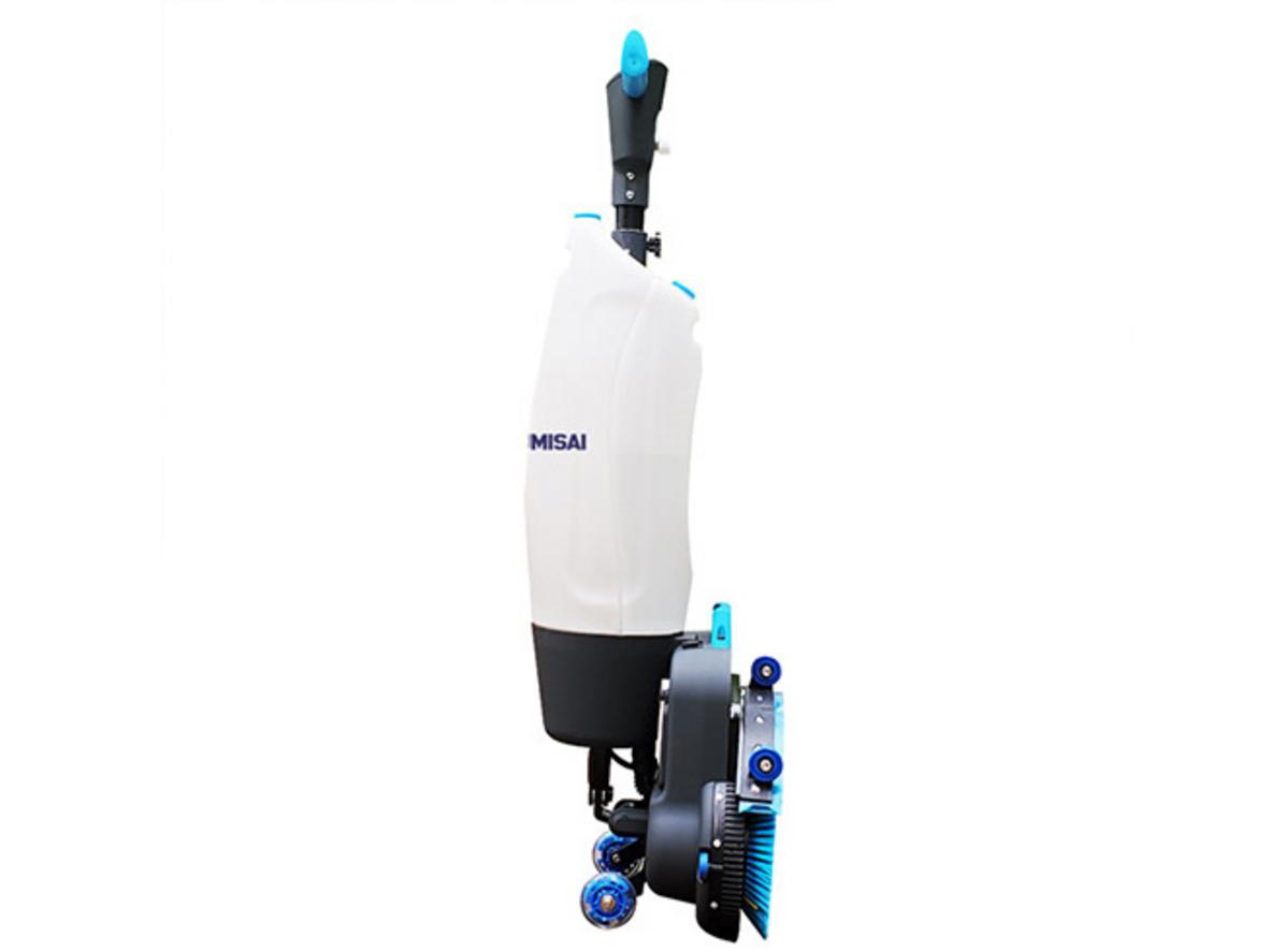 Bàn chải 430 mm và thùng chứa nước (4L/6.5L) — minh họa thao tác đổ nước và thùng bẩn
