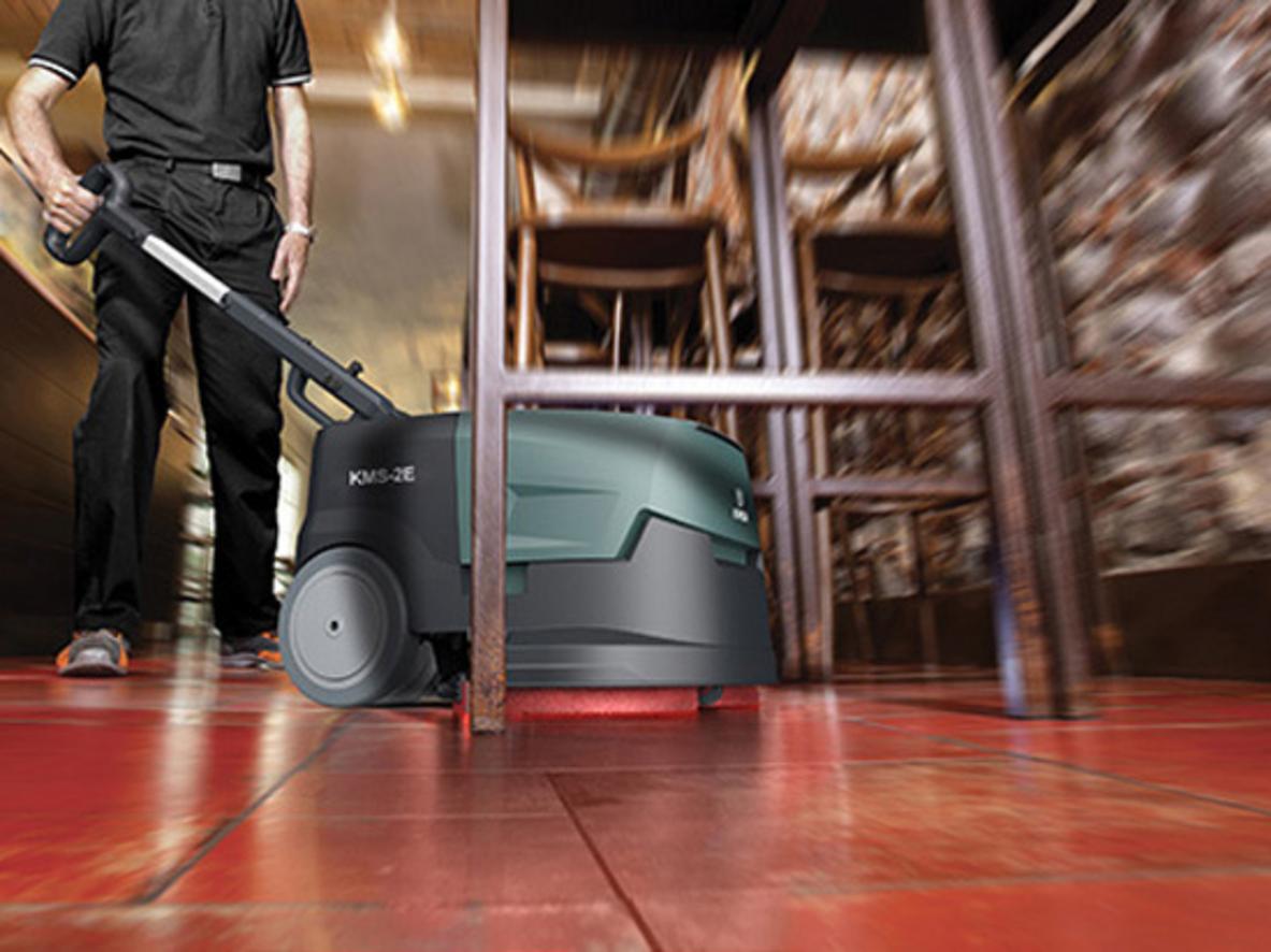 Ắc quy DC24V cho phép vận hành không dây, di chuyển linh hoạt.