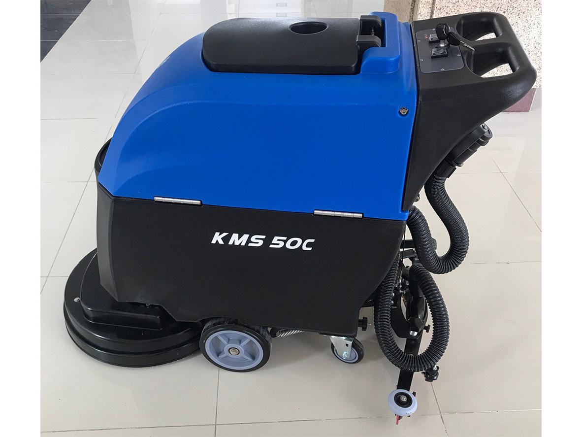 Bình nước lớn (50L/40L) giúp vận hành liên tục trên diện tích rộng.