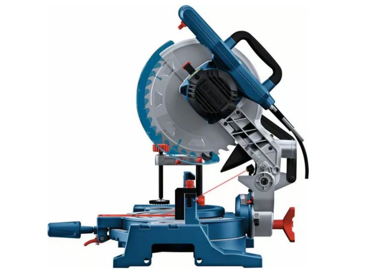 Laser dẫn hướng và bàn cắt mở rộng hỗ trợ cắt chính xác hơn