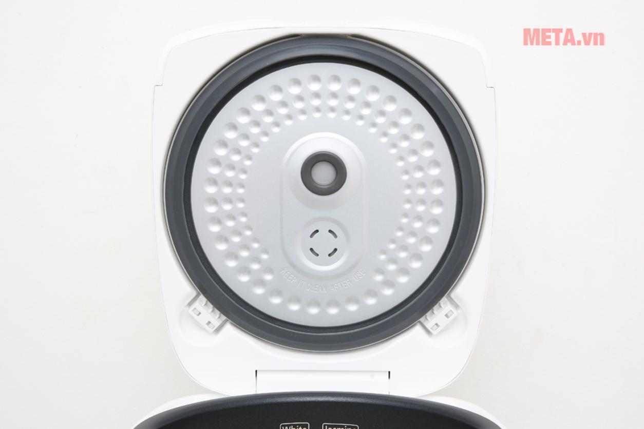Lòng nồi 6 lớp dày 4mm giữ nhiệt tốt và dễ vệ sinh.