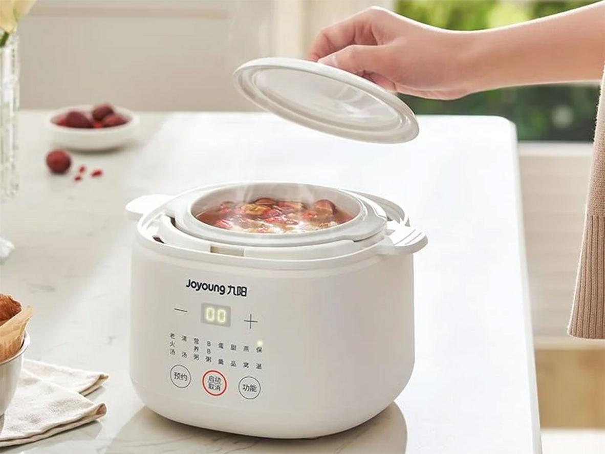 Lòng nồi gốm sứ an toàn, dễ lau rửa.