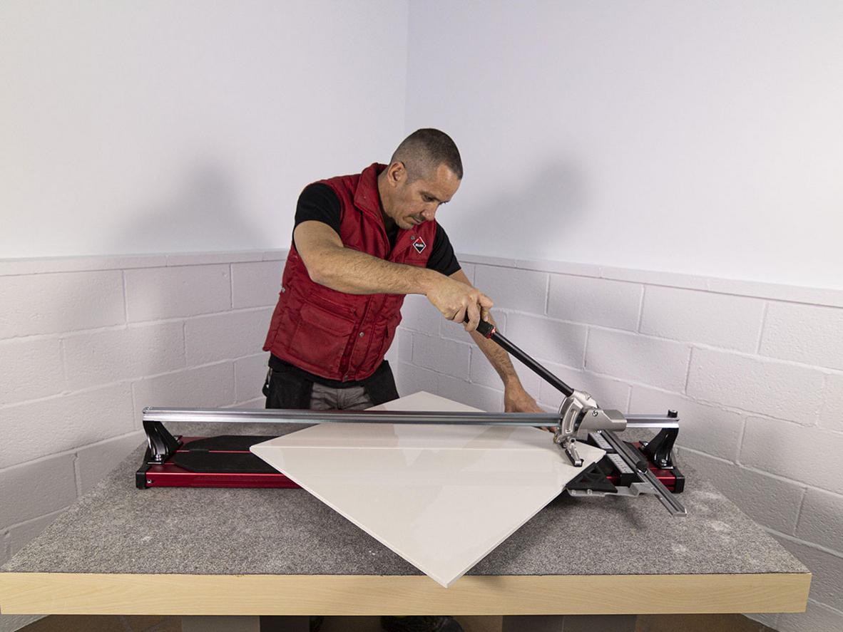 Hình minh họa lực bẩy và ví dụ cắt gạch dày 18mm. Include before/after tile edges. CTA: 'Đặt hàng - Giao nhanh.'