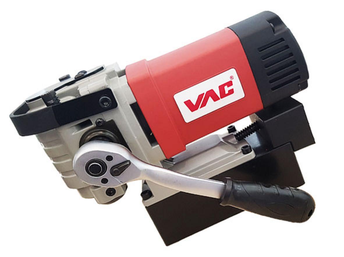 Lực đế từ 14.000N đảm bảo bám chắc khi khoan