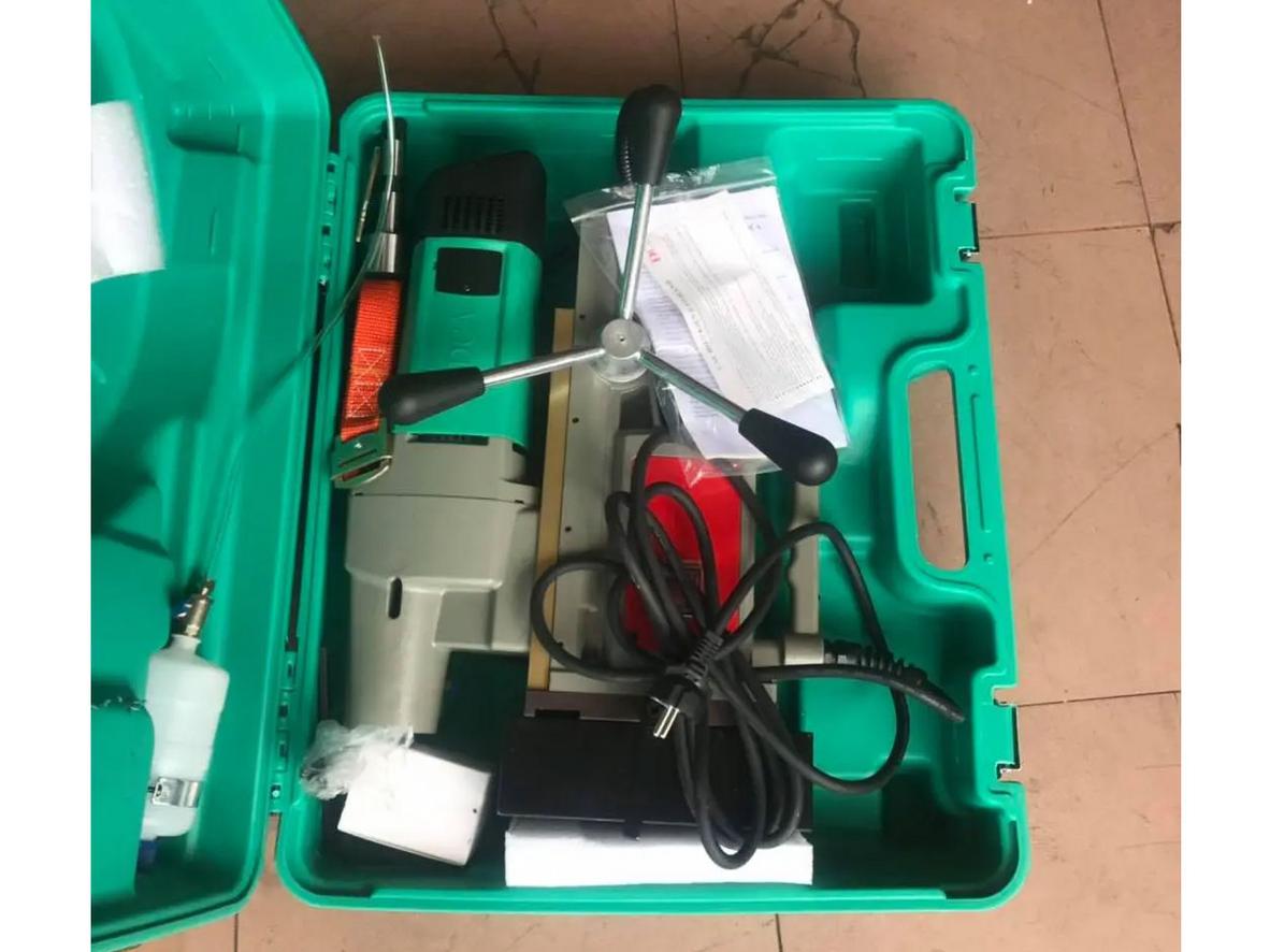 Đế nam châm 15.000 N giữ chặt trên dầm thép