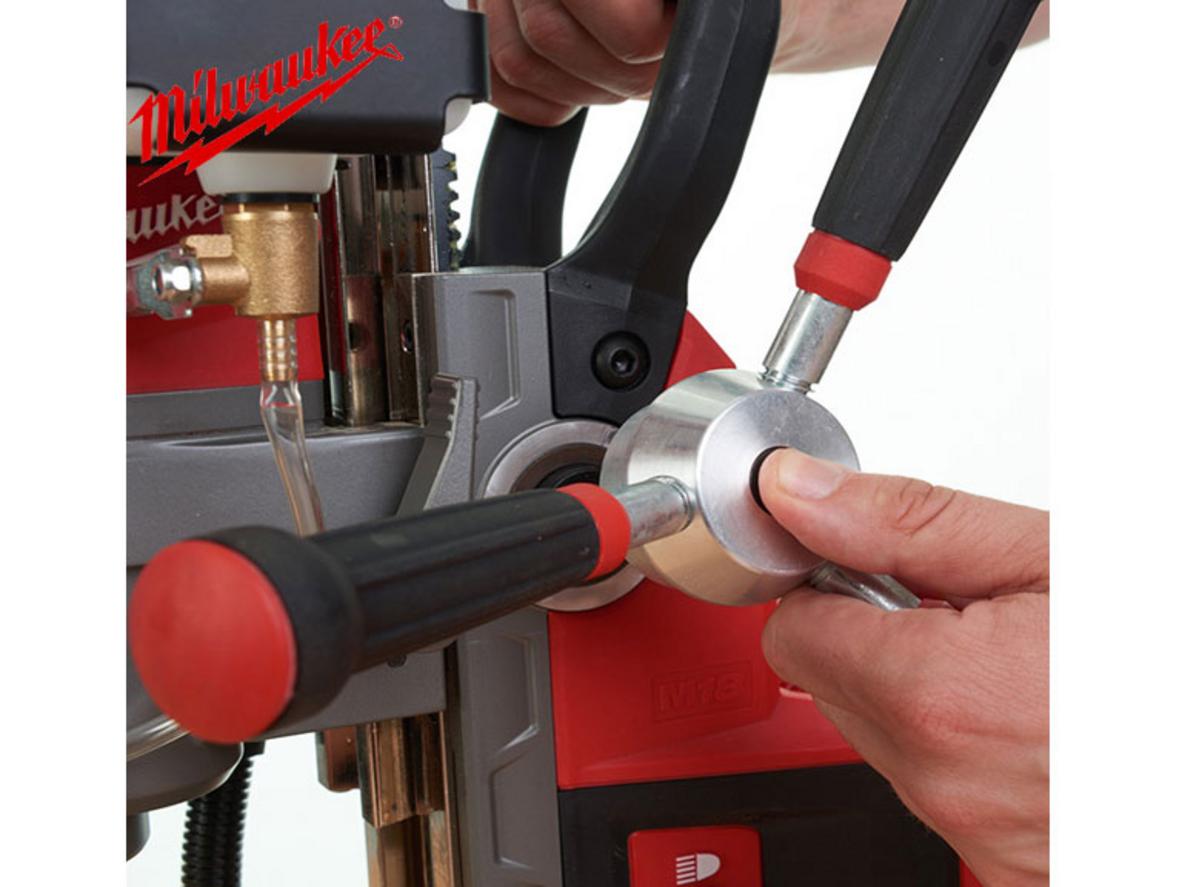 Lực hút từ 8.890 N đảm bảo bám chắc